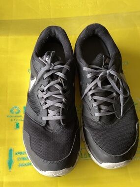 Nike Men's Black and Gray Athletic Running Shoes